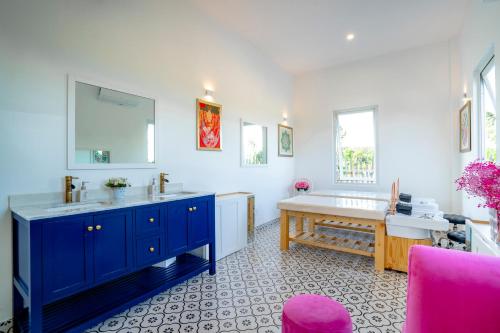 a bathroom with a tub and a sink and a desk at Mia Luxury Villa Bình Châu in Xuyên Mộc