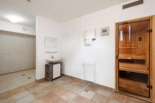 een badkamer met een wastafel en een toilet bij Apartment Kitzsteinhorn in Piesendorf