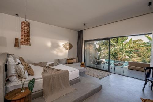 een slaapkamer met een bed en uitzicht op een patio bij Balmy Beach Resort Kemer in Kemer