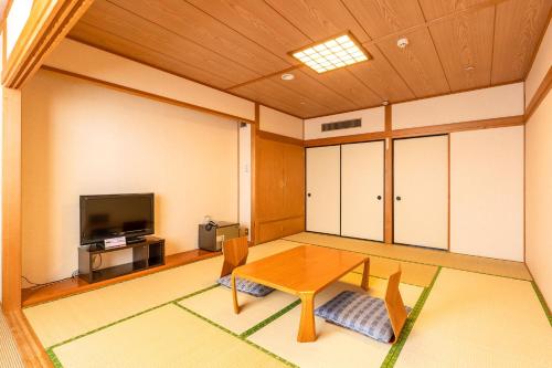 Una televisión o centro de entretenimiento en Ooedo Onsen Monogatari Aizu