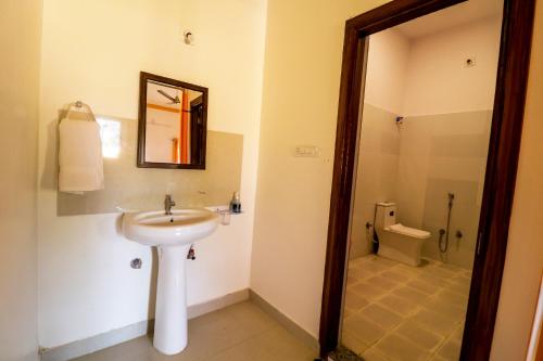 łazienka z umywalką i toaletą w obiekcie AKSHAY VALLEY w mieście Kama