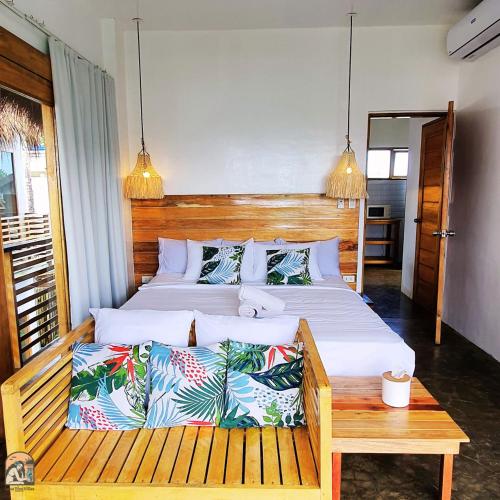 Un dormitorio con una cama grande con almohadas. en Luna Tres Homestay Siargao, en General Luna