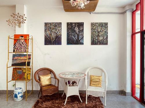 a room with two chairs and a table and a shelf at Mandala Beach Villa Jomtiean in Jomtien Beach