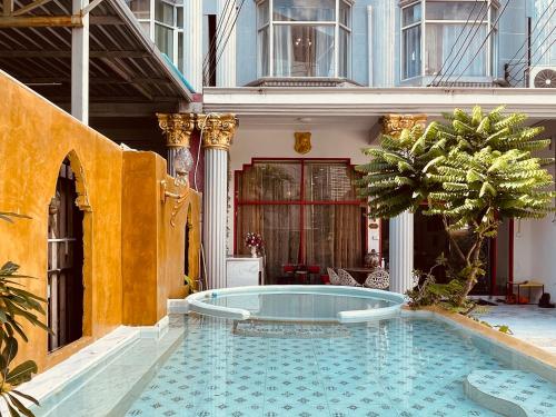 a large swimming pool in the middle of a house at Mandala Beach Villa Jomtiean in Jomtien Beach