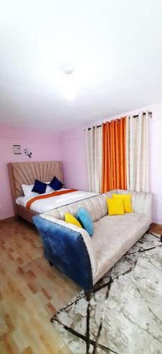 - une chambre avec un lit et un canapé dans l'établissement Sparkles Homes, à Nairobi