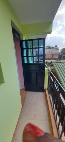 Elle offre une vue sur une porte depuis son balcon. dans l'établissement Sparkles Homes, à Nairobi