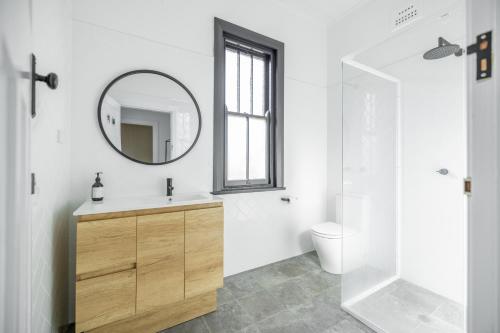 La salle de bains est pourvue d'un lavabo et d'un miroir. dans l'établissement The Middle, à Adelong