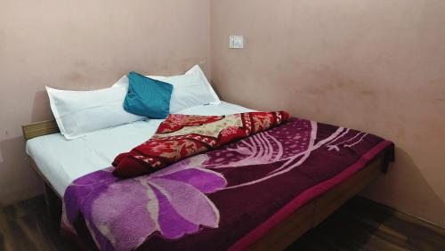 - un lit avec 2 oreillers et une couverture dans l'établissement Neeraj Homestay, à Dharamshala