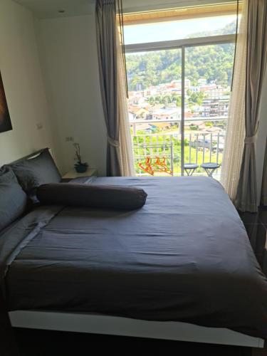Postel nebo postele na pokoji v ubytování Art Patong Residence