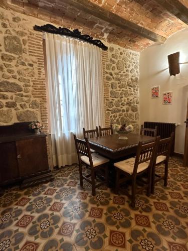 a dining room with a table and chairs and a window at D' Anta Casa de la Luz in Piedralaves