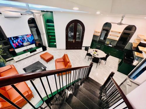 une vue aérienne d'un salon et d'une salle à manger dans l'établissement 3 bedrooms in the Villa - Vinhome Ocean Park, à Gia Lâm Pho