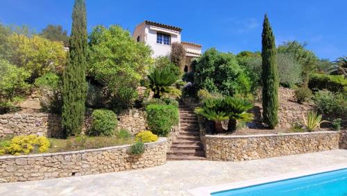 uma villa com uma piscina e uma casa em Agay, Villa Belle Époque-Piscine-WIFI-Vue Mer em Saint-Raphaël