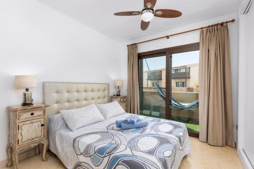 Posteľ alebo postele v izbe v ubytovaní Sunset Beach 4 Bedroom Villa 200m to Beach+Fast WIFI