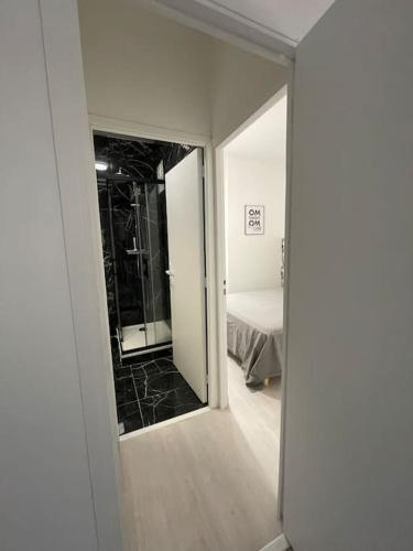 une chambre avec un miroir et une chambre avec un lit dans l'établissement Appartement entre la gare St Charles et Vieux port, à Marseille