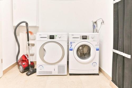 a washing machine and a washer in a room at Strandvilla "Babette" - BALO B, direkt am Meer, mit Sauna in Lobbe