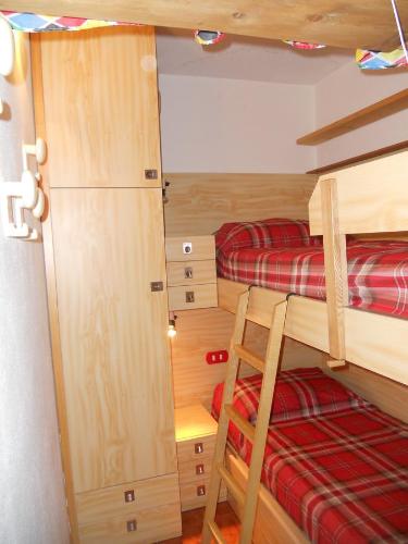 a small room with two bunk beds and a ladder at Casa Chigi in Valdidentro