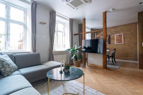 a living room with a couch and a table at Extravagant-2 bedrooms-Bronze in Copenhagen