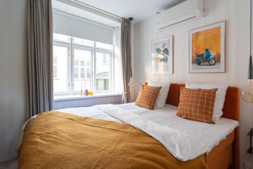 Cama grande en habitación con ventana en Extravagant-2 bedrooms-Bronze en Copenhague