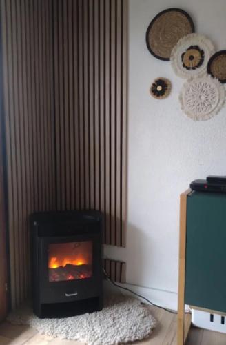 - une cheminée dans l'angle de la chambre dans l'établissement Myrtille, à Bellevaux