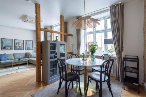 a dining room and living room with a table and chairs at Extravagant-2 bedrooms-Bronze in Copenhagen