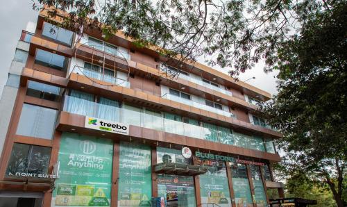 un edificio con un cartello di fronte di Treebo Trend New Plus Point a Bangalore