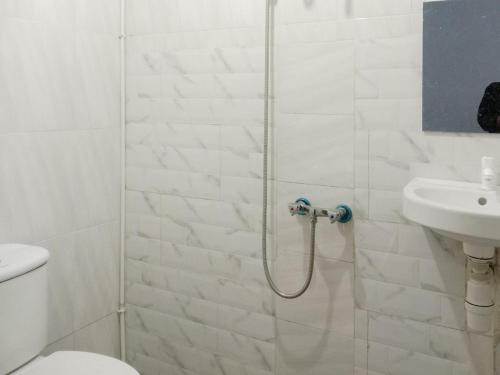 Un baño con ducha, inodoro y lavabo. en Hotel 889 Syariah Redpartner Banda Aceh, en Banda Aceh