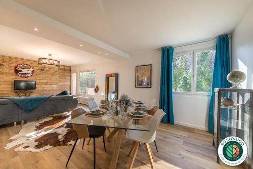 un salon avec une table et un canapé dans l'établissement ST JORIOZ- Art by the River 3 chambres et Jardin, LLA Selections by LocationlacAnnecy, à Saint-Jorioz