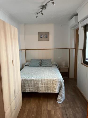 1 dormitorio con 1 cama en una habitación en Casa playa Piles, en Piles
