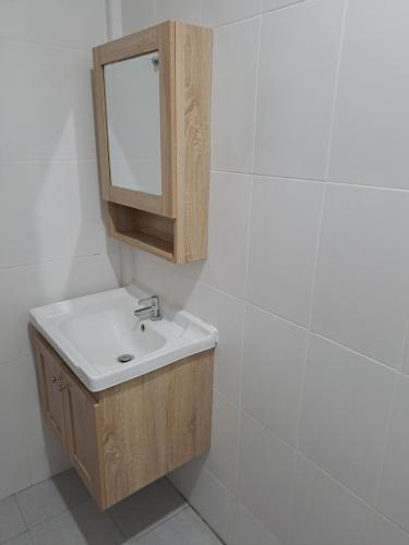 uma casa de banho com um lavatório e um espelho em PPS.Guest House em Lop Buri
