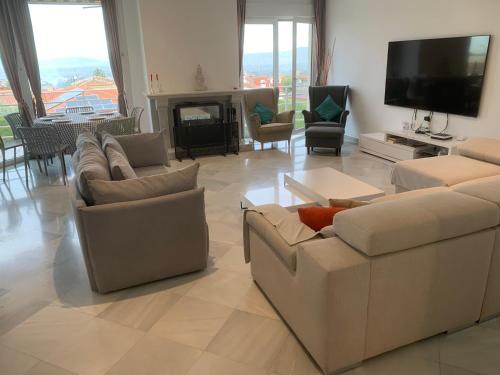 A television and/or entertainment centre at Villa Mare a los pies de Sierra Nevada