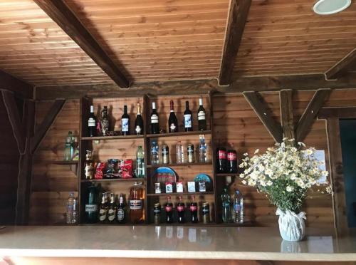 um bar com um monte de garrafas de vinho em Guest House Gordila em Omalo