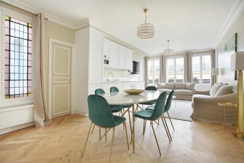 une cuisine et un salon avec une table et des chaises dans l'établissement Apartment Opéra by Studio prestige, à Paris