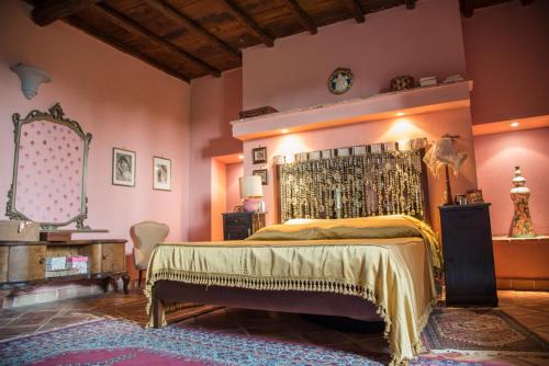 蒙泰菲亞斯科內的住宿－Country House Style，一间卧室配有一张床和一面大镜子