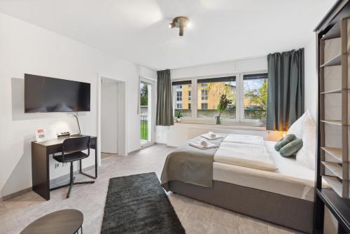 a hotel room with a bed and a desk and windows at 1 Zi. Wohnung, 34m², Parken, Messe DUS in Duisburg