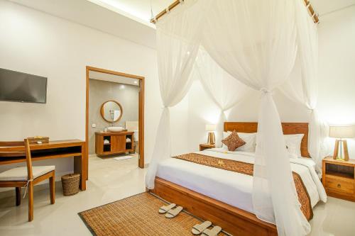 Un dormitorio con una cama, un escritorio y un espejo. en Palasari Villa by Prasi, en Tegalalang