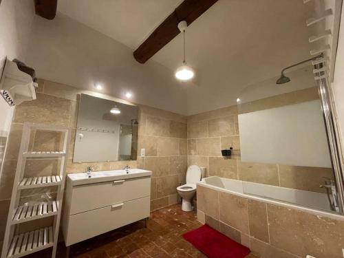 ein Badezimmer mit einer Badewanne, einem WC und einem Waschbecken in der Unterkunft Magnifique maison Le Barroux in Le Barroux