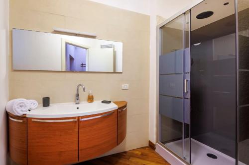een badkamer met een wastafel en een douche bij appartamento a Testaccio in Rome