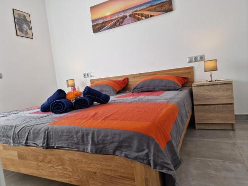 een slaapkamer met een groot bed en een oranje deken bij Riumar "Del Perro", 300m to beach, private pool, On-Site-Service, dog beach in Riumar