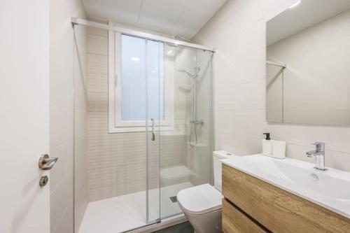 y baño con ducha, aseo y lavamanos. en MyHouseSpain - Glamour y confort cerca del Retiro en Madrid
