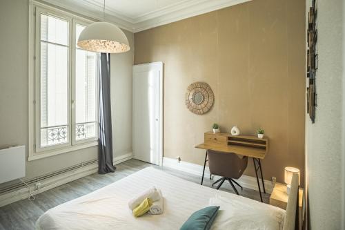 a bedroom with a bed and a desk at ZOLA HOME - Votre Élégante Echappée au Cœur de Troyes in Troyes