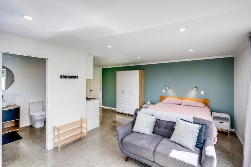 - une chambre avec un lit et un canapé dans l'établissement Modern Studio near Clive River, à Clive