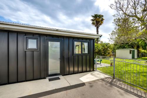 Κήπος έξω από το Modern Studio near Clive River