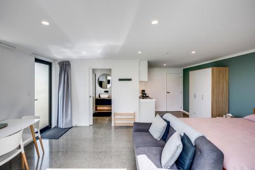 - une chambre avec un lit et un canapé dans l'établissement Modern Studio near Clive River, à Clive