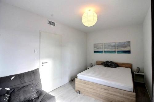 une chambre avec un lit et un canapé dans l'établissement Deky, à Sérignan