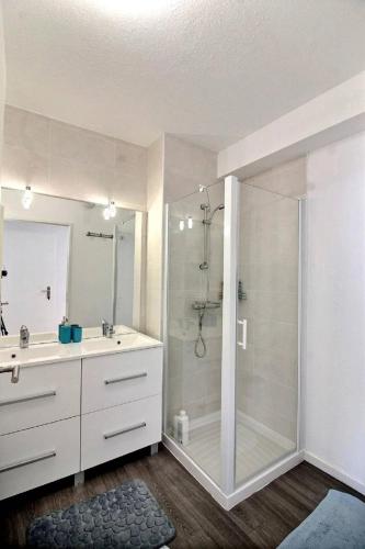 une salle de bain avec douche et lavabo dans l'établissement Azzo, à Sérignan