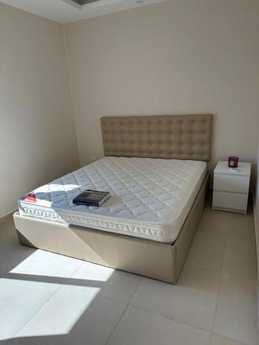 Een bed of bedden in een kamer bij a luxurious cozy furnished apartment for rent in um uthaina