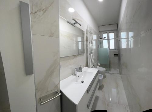 bagno bianco con lavandino e servizi igienici di Lupo Luxury Rooms a Bologna