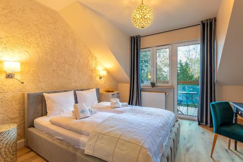 ein Schlafzimmer mit einem Bett und einem großen Fenster in der Unterkunft Willa Pod Reglami 14 Apart Invest in Szklarska Poręba