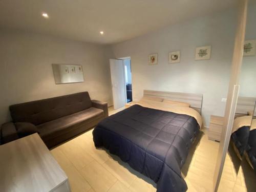 a bedroom with a bed and a couch at Moonlight Apartament in Campo nell'Elba