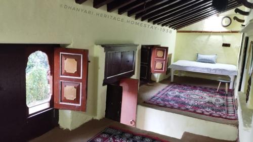 Habitación pequeña con cama y ventana en Heritage Homestay Dhanyari 1938 en Dwārāhāt